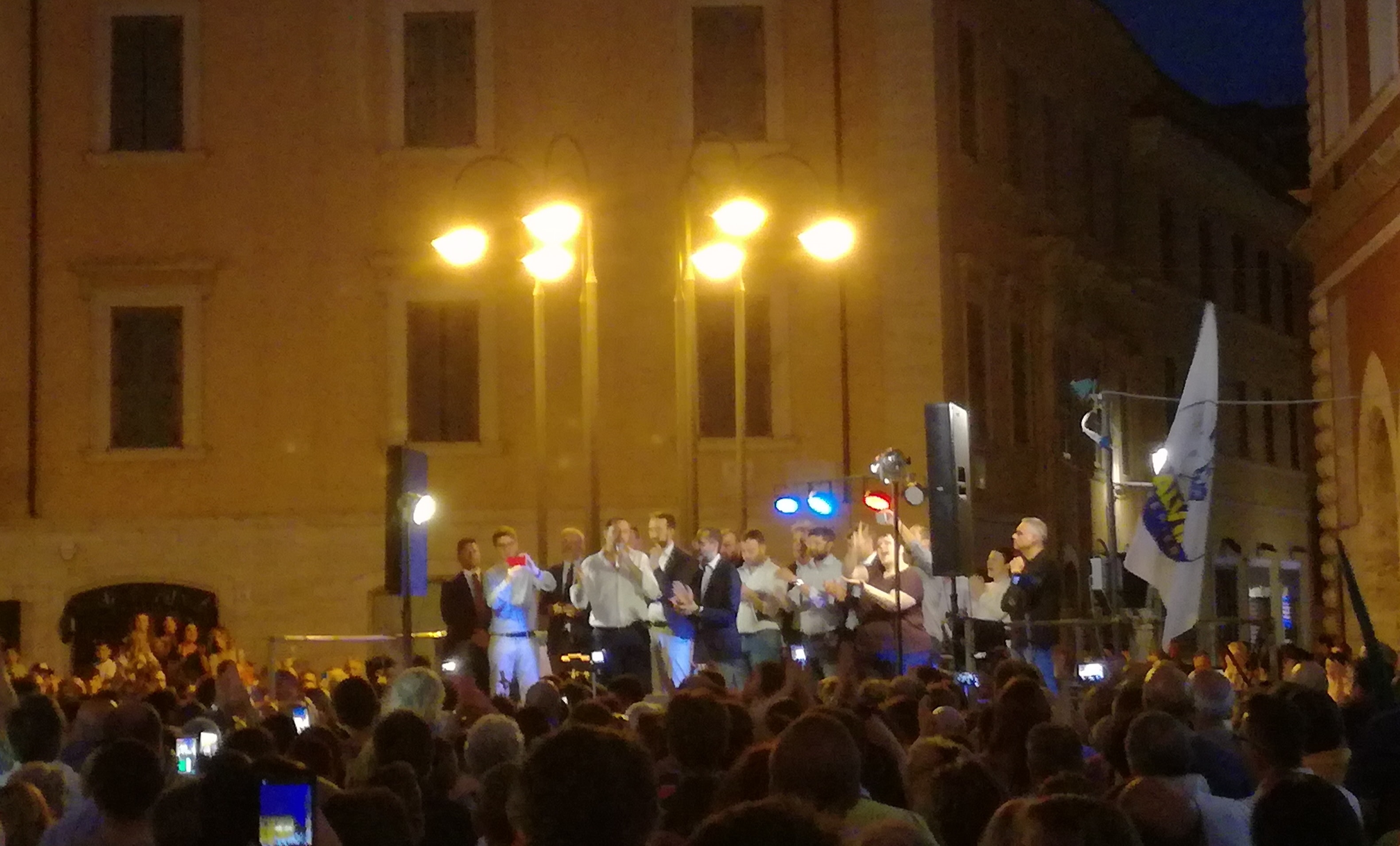 Salvini a Terni riempie piazza della Repubblica e lancia Latini per la vittoria finale