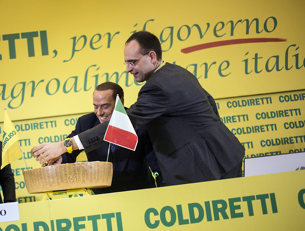 Elezioni: Coldiretti, Berlusconi sigla Patto del Parmigiano