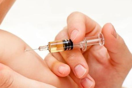 Vaccini, approvato l'emendamento che proroga l'obbligo di vaccinazione. Resta l'autocertifiazione