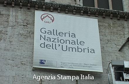 Il nuovo stendardo della Galleria Nazionale dell'Umbria, emblema di una rinnovata strategia di comunicazione